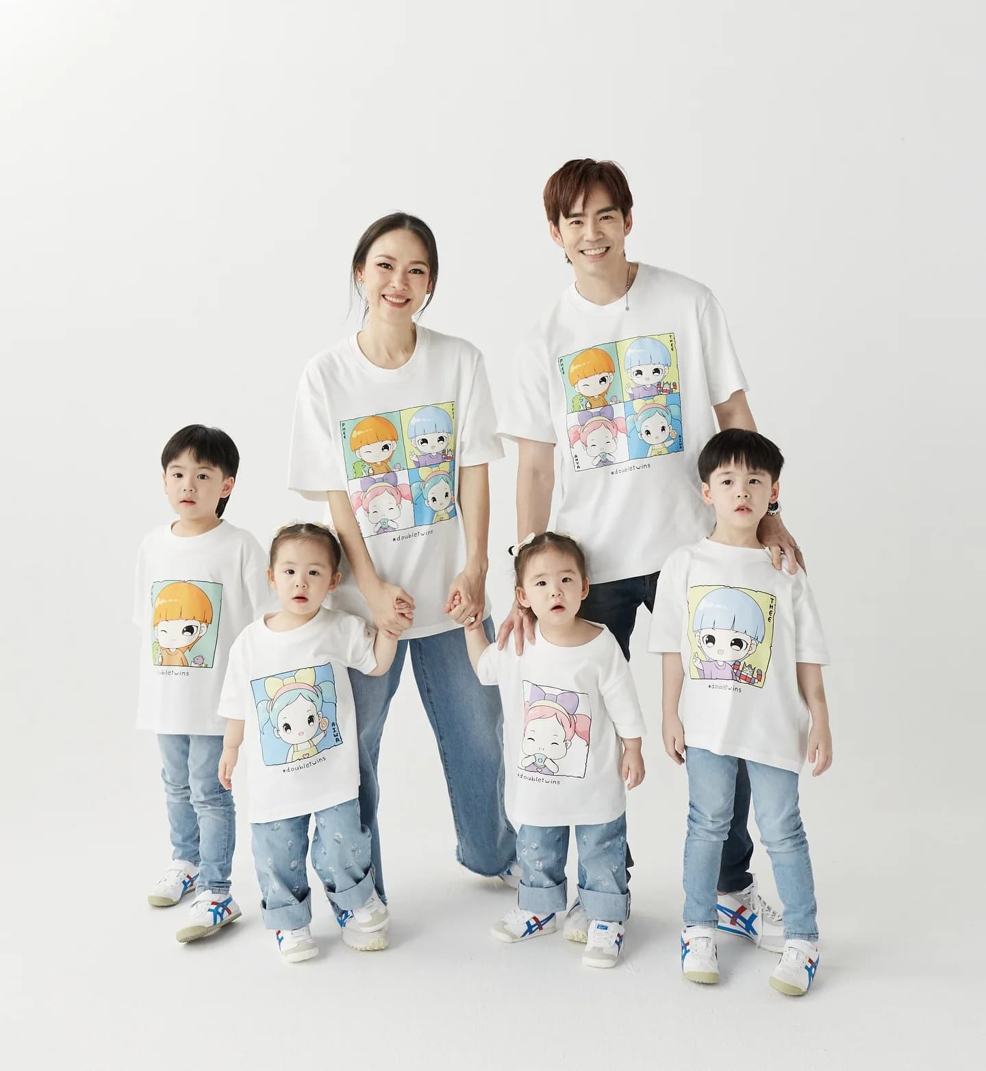 Beam Kawee一家六口出席活动的快乐合照