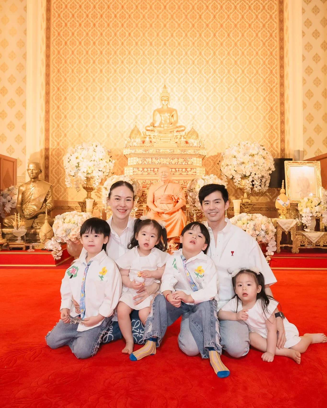 Beam Kawee抱着双胞胎女儿Aiwa和Anya的温馨瞬间