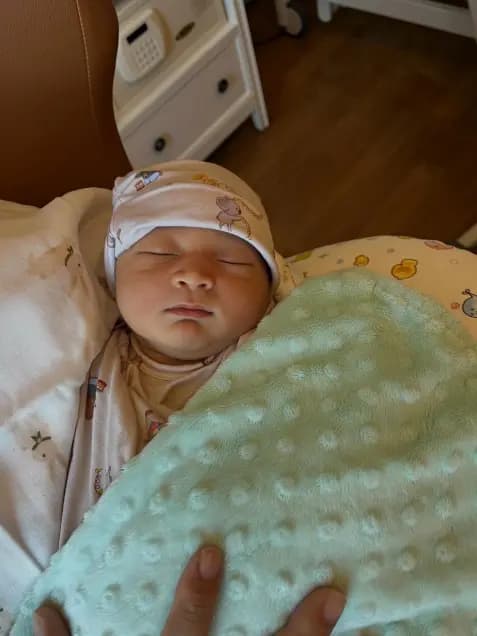 刚出生的Phiran重达3845克的记录特写