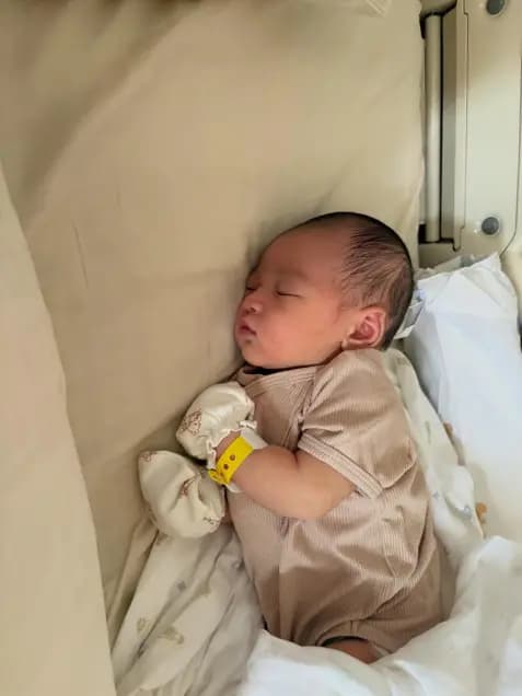 Matt Peranee一家三口在产房的幸福全家福