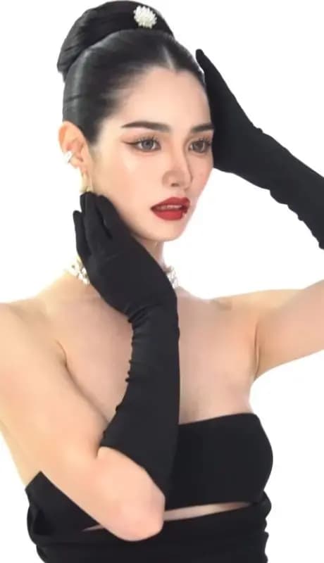 Mint Ranchrawee身穿礼服展现优雅迷人的千金气质