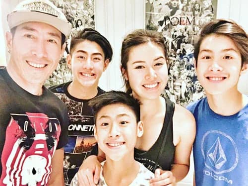 J Jetrin与三个帅气儿子Jaonaay、Jaokhun和Jaosmut的合影