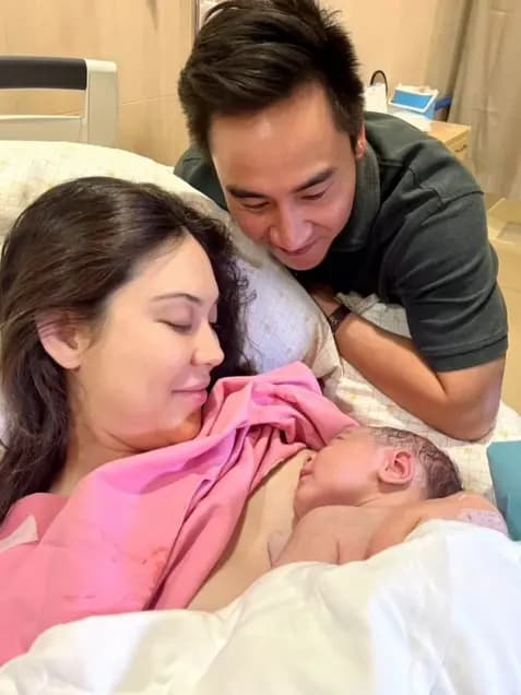 泰星Matt Peranee产后抱着刚出生的儿子Phiran,脸上洋溢着幸福的笑容