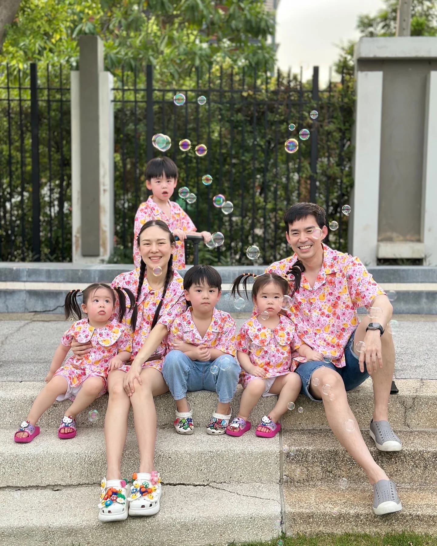 Beam Kawee与孩子们在家里玩耍的亲子时光