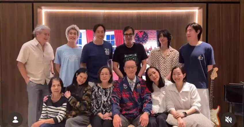 J Jetrin与Pin Kejmanee及三个儿子在新年派对上合照