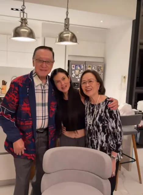 Pin Kejmanee与孩子们在新年聚会中的温馨瞬间