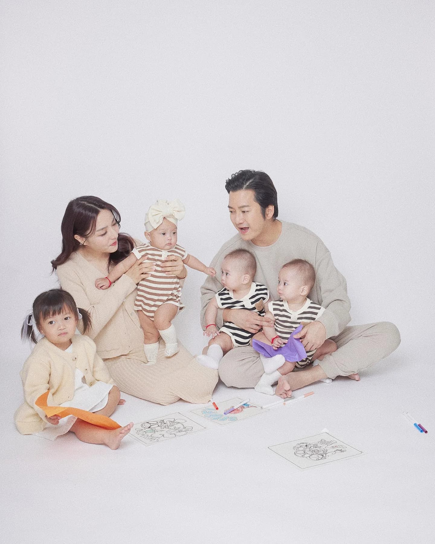 Shane Tana与妻子James及五个孩子的大家庭合影