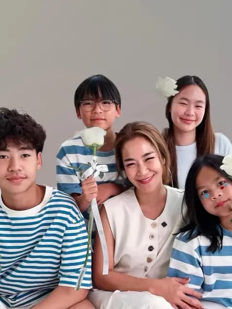 Ple Nakorn一家参与公益救援活动的现场照片