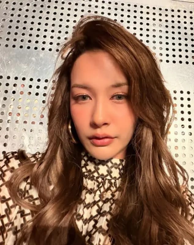 泰国三台女星Gina Yeena时尚写真,展现精致五官与优雅气质