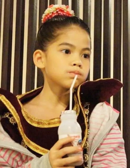 混血童星Charlette Wasita成熟优雅写真