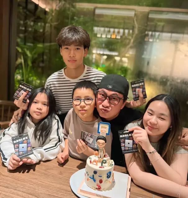 Ple Nakorn的儿子Orca驾驶水上摩托艇的帅气照片