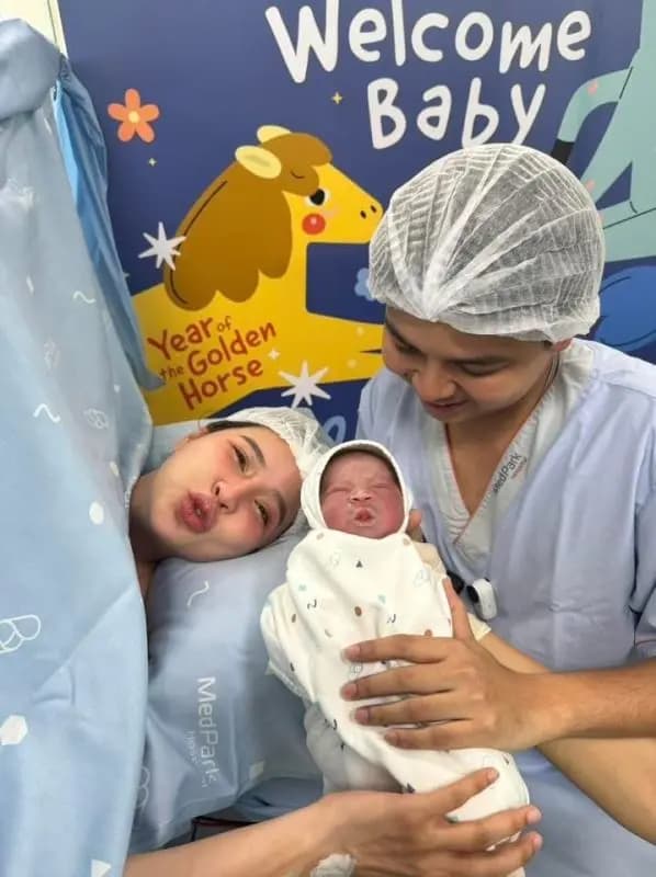 双胞胎Soul和Mone对弟弟的出生感到兴奋