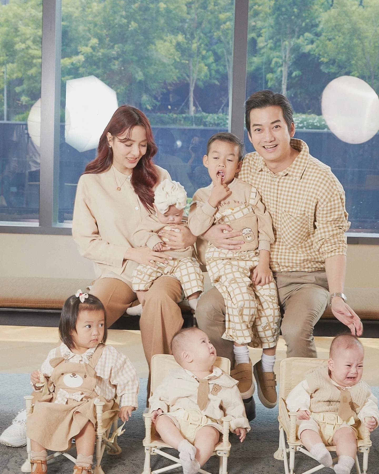 Shane Tana努力直播工作与家人相互支持的画面