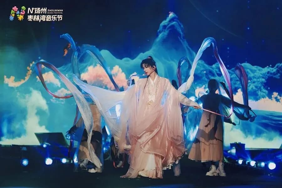 音乐节现场的年轻人合影