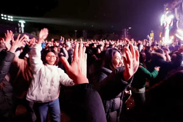 2025诸暨西施跨年音乐节现场观众手举新年愿望手幅