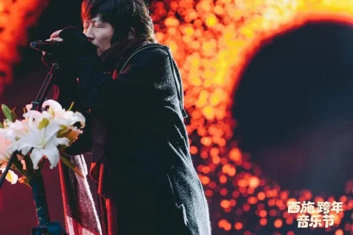 乐迷们奔跑向舞台前排