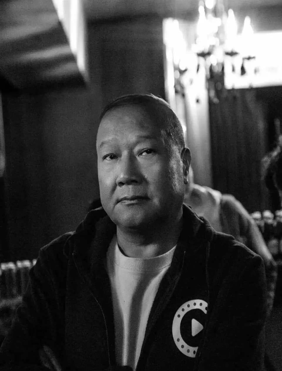 黑豹乐队早期演出及经纪人郭传林幕后工作照,展现原创摇滚力量