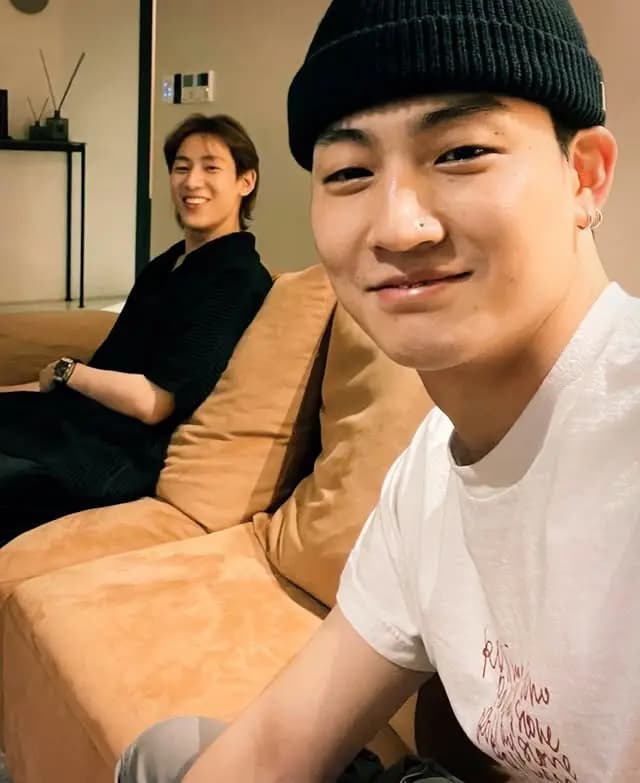 GOT7成员Jay B与BamBam的合照,展现两人亲密的兄弟关系