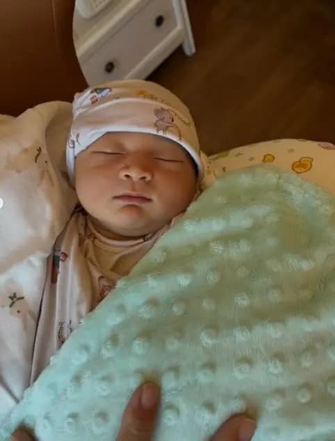 粉丝在Fame社交媒体下留言称赞其抱娃姿势