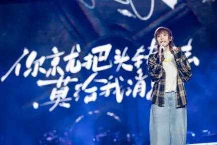 音乐节现场观众特写