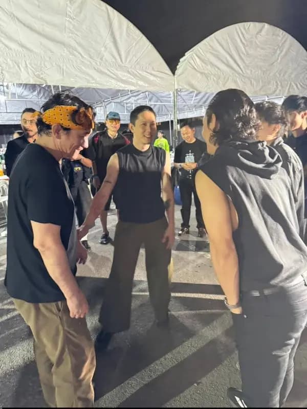 Pu Pongsit在Cocktail演唱会上表演