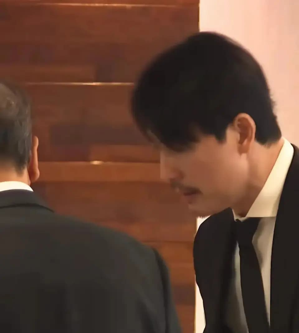 郑雨盛摘下口罩在灵堂痛哭流涕