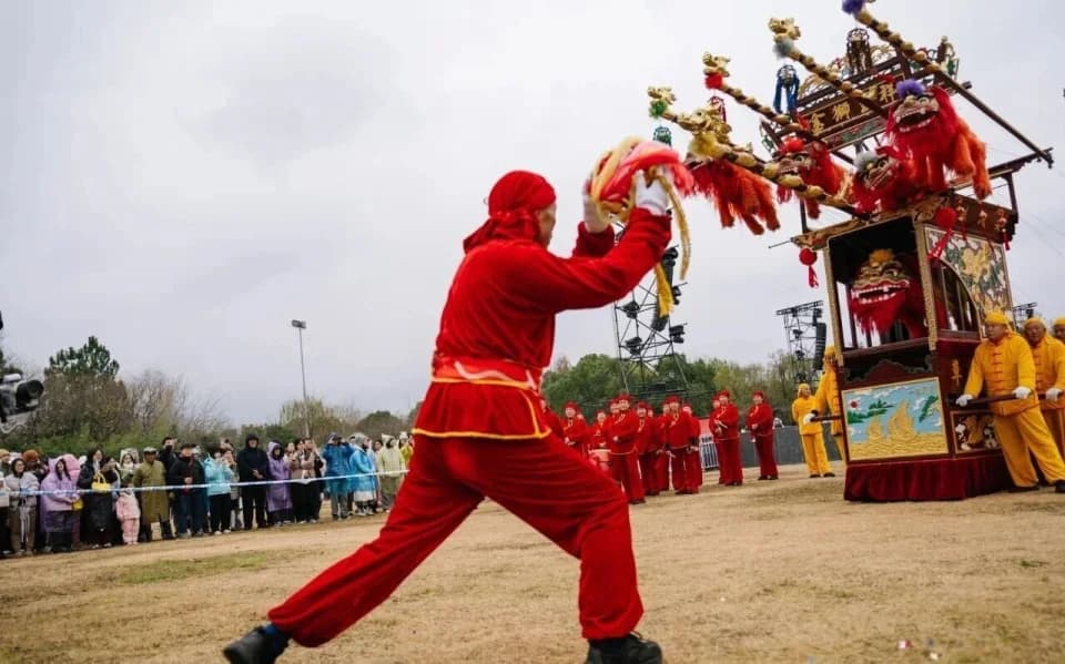 非遗表演草塔抖狮与热闹的美食文创市集吸引众多游客驻足