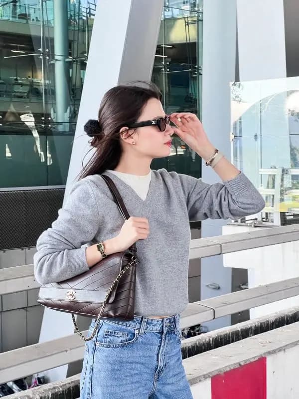 Becky身穿灰色卫衣搭配牛仔裤的休闲机场时尚造型