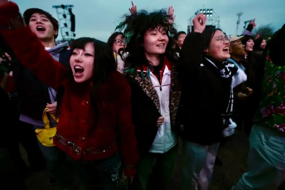 乐迷在音乐节现场开心大笑