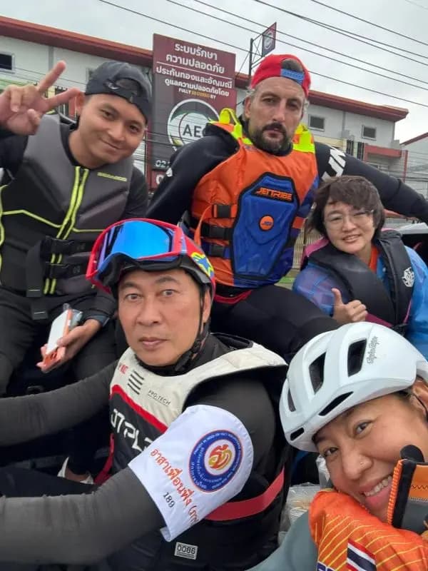 Ple Nakorn在网络犯罪调查局(CCIB)办理报案手续