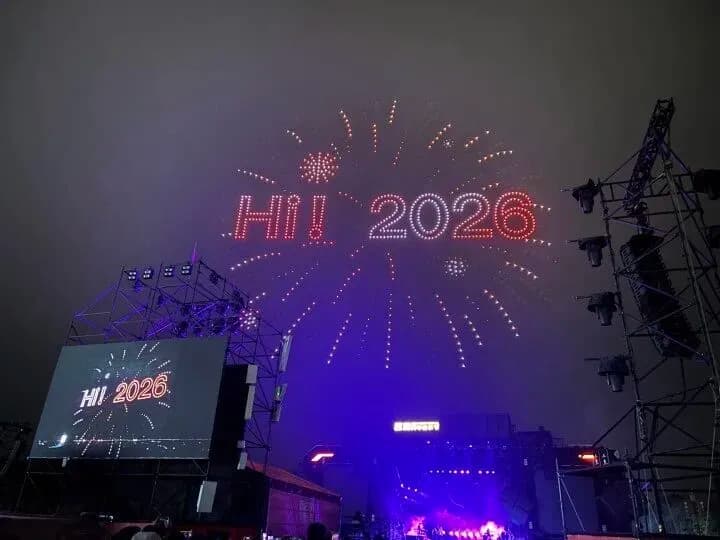 2026跨年倒计时瞬间情侣相拥庆祝