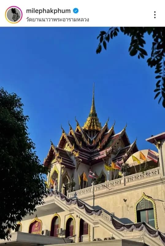 Mile Phakphum与亲友在寺庙合影留念