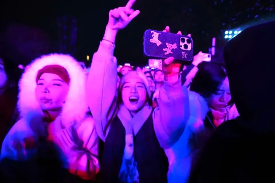 西施跨年音乐节绚丽的舞台灯光效果