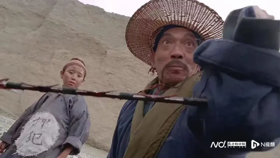 袁祥仁在电影片场的工作照,晚年仍坚持坐轮椅拍戏