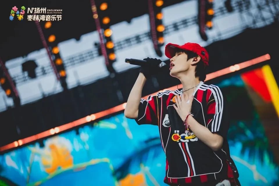 音乐节结束后的散场人群