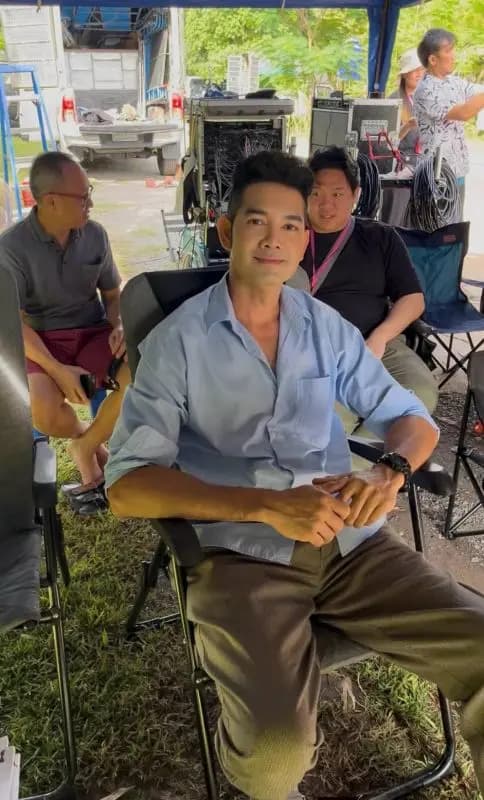 Eak Rungsiroj近期怀旧音乐演出造型