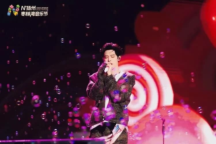 舞台背后的烟花秀