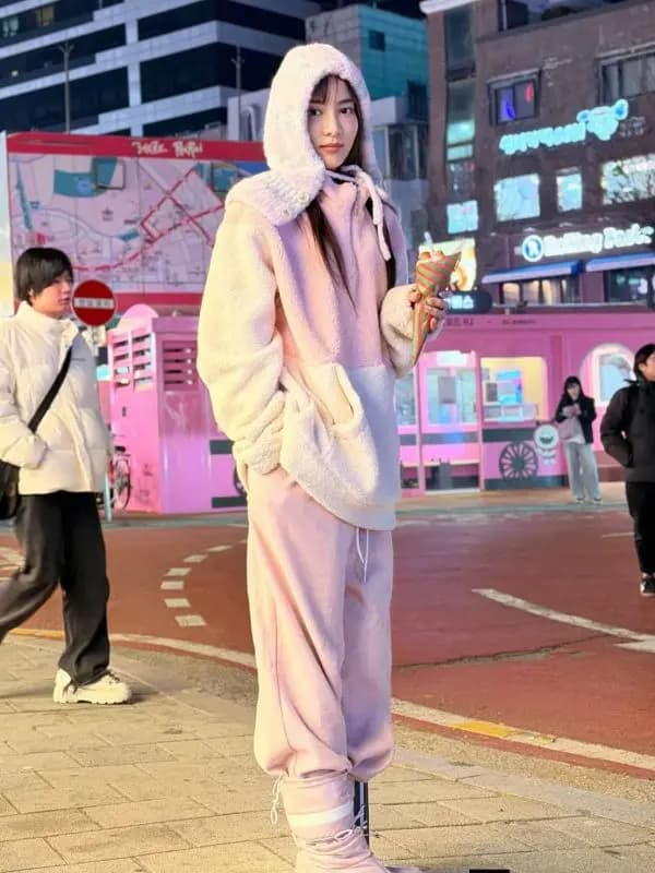 Green Ausadaporn韩国行被粉丝偶遇,笑容甜美亲切