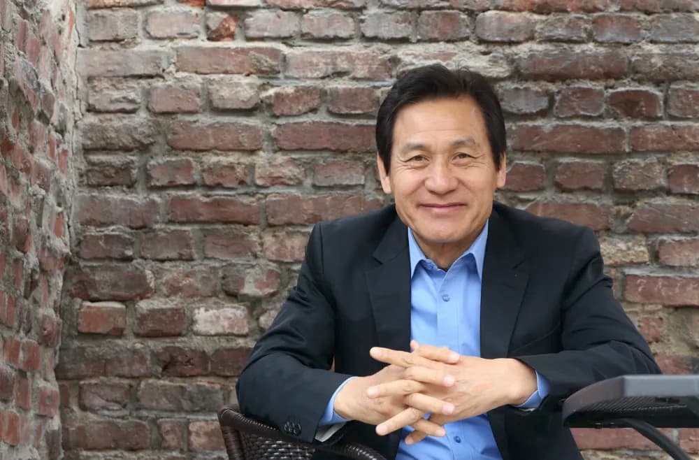 韩国国民演员安圣基生前出席活动照片,笑容亲切