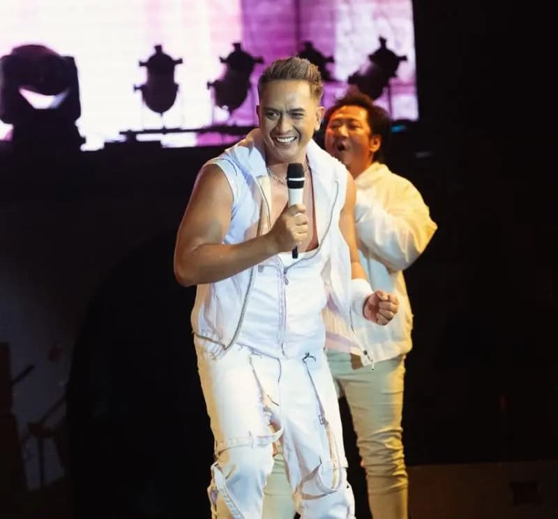 Ake Dance Army在葬礼现场接待前来吊唁的亲友与粉丝