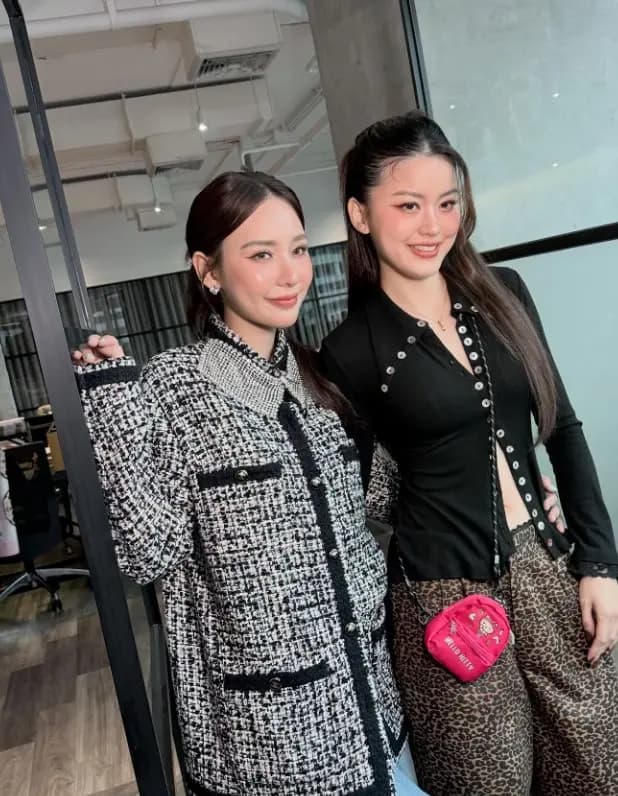 Yada Narilya出席活动展现优雅气质