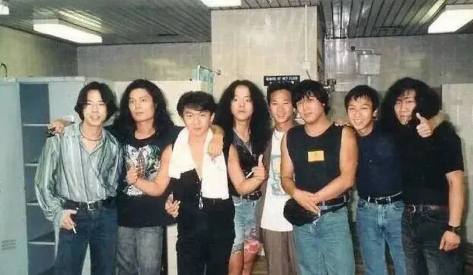 1991年黑豹乐队在香港与Beyond乐队黄家驹黄家强等人的珍贵合影