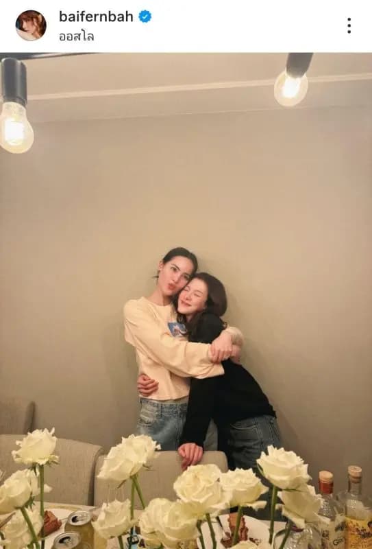 Baifern与Yaya紧紧拥抱展现深厚友谊