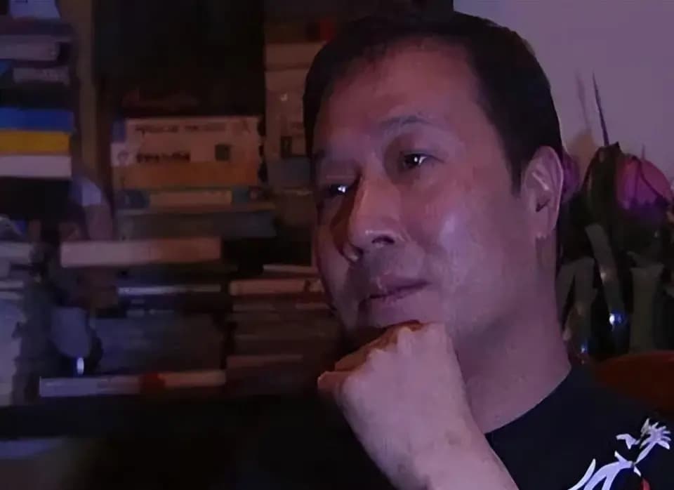 郭传林签约郑钧并推出专辑赤裸裸的经典时刻,销量口碑双丰收