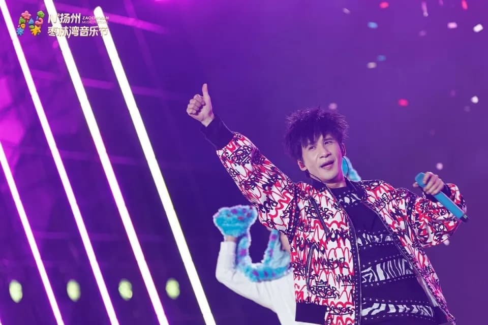 艺人在扬州音乐节上的精彩互动