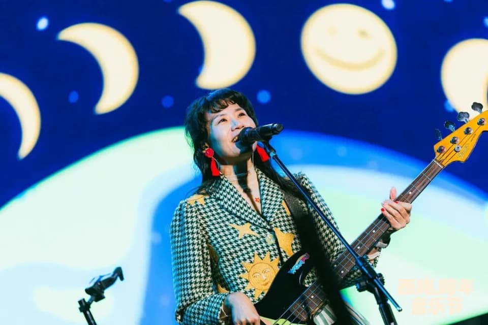 观众随着电子音乐节奏挥舞双手