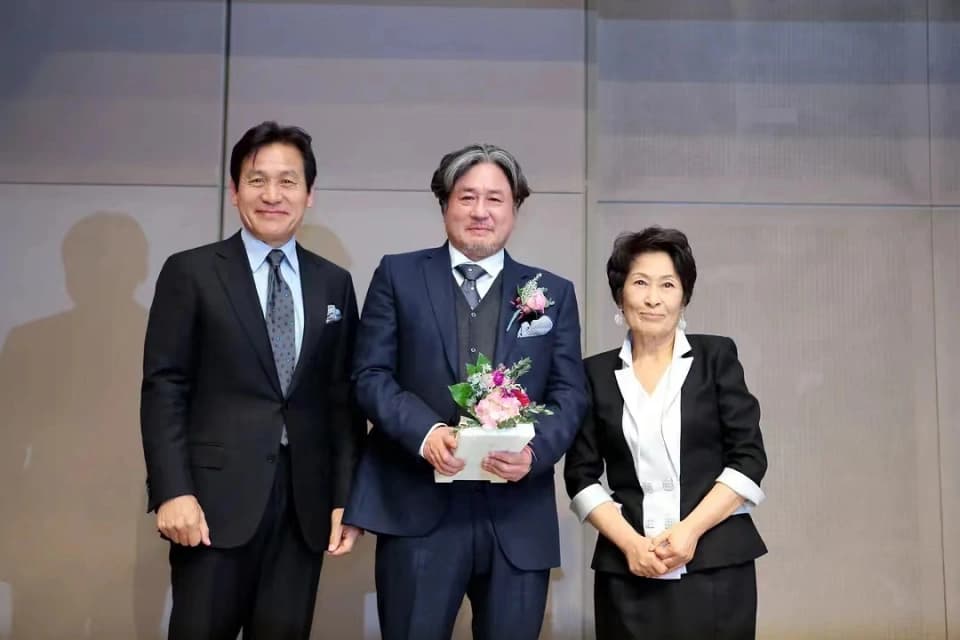 安圣基凭借实尾岛等电影获得韩国影帝奖项的高光时刻