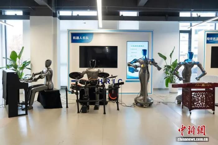 2025年12月杭州和璇机器人乐队现场合奏表演画面