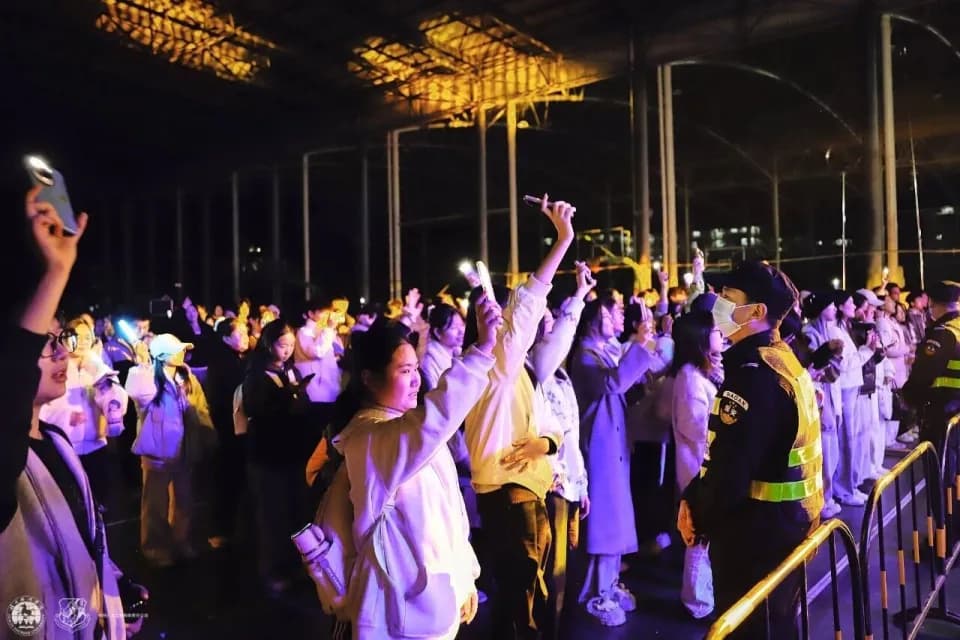 当代青年在音乐节上展现蓬勃朝气