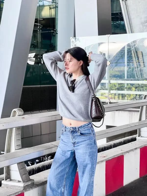 Becky佩戴黑色墨镜并背着CHANEL手袋的机场特写